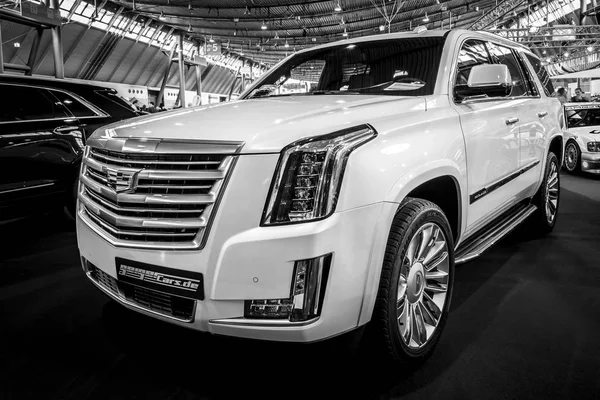 Полноразмерный роскошный внедорожник Cadillac Escalade Platinum, 2017 год . — стоковое фото