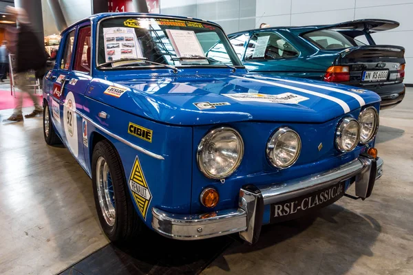 Pequeño coche familiar Renault R8 Gordini como coche deportivo, 1967 — Foto de Stock