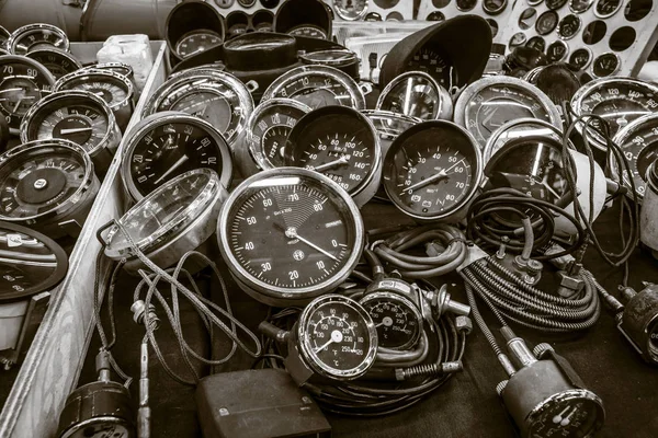 Het punt van verkoop van snelheidsmeters en tachometers kilometerteller voor oldtimers. — Stockfoto