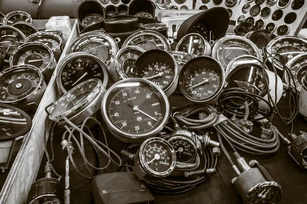 Försäljningsstället hastighetsmätare och takometrar Odometer för veteranbilar. — Stockfoto