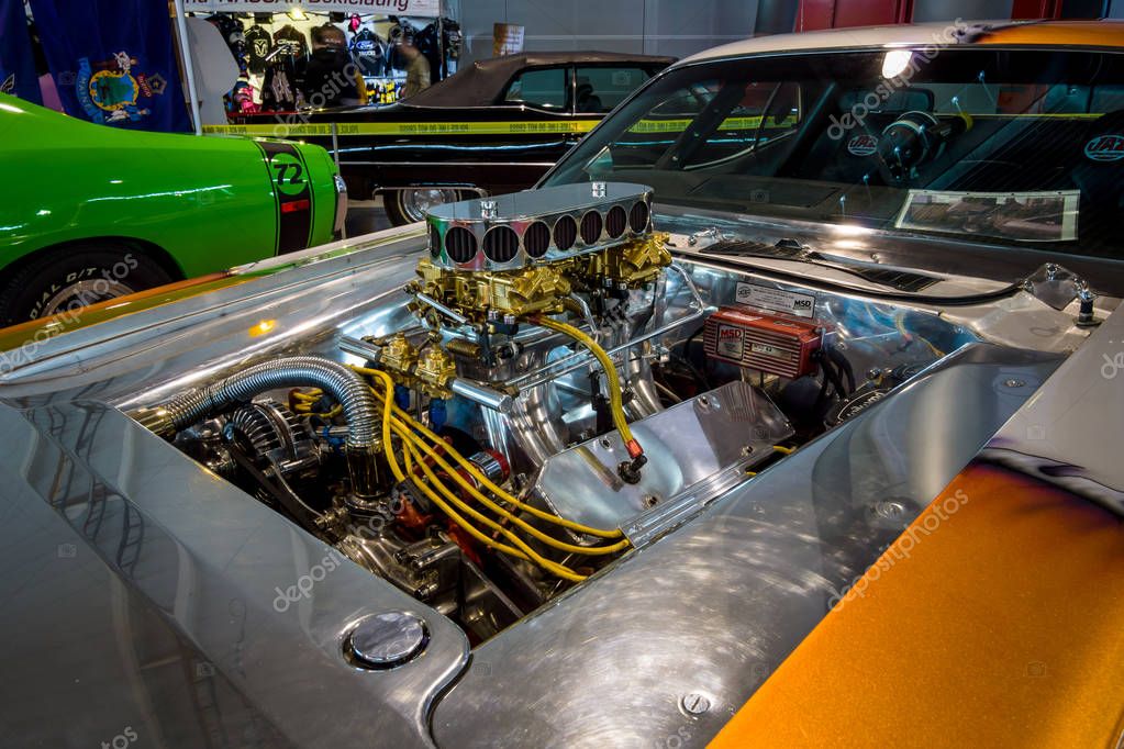 Download Engine of a muscle car Dodge Challenger Pro Street, 1970 ...