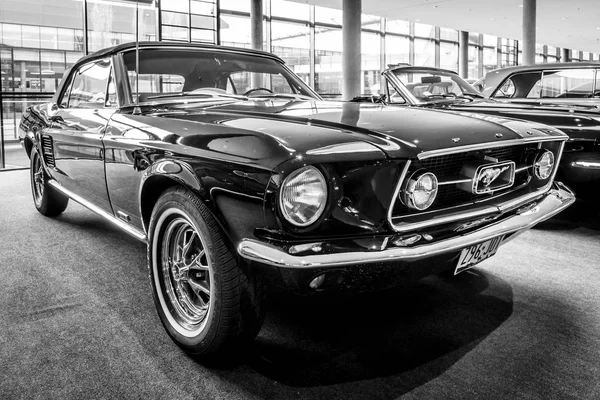 Pony car Ford Mustang convertible, 1967. — Stock Photo, Image
