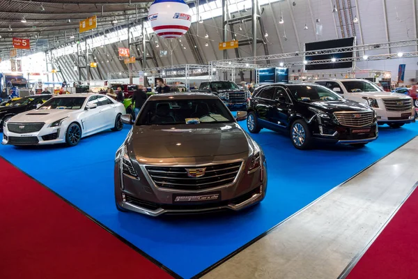 Stand avec des voitures américaines modernes. Au premier plan Cadillac CT6 AWD, 2016 . — Photo