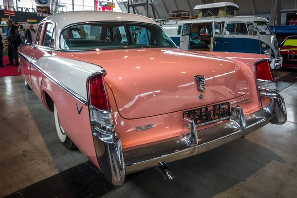 The full-size car Chrysler Windsor, 1956. — Stock Photo, Image