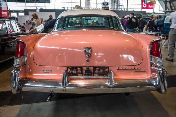 El coche de tamaño completo Chrysler Windsor, 1956 . — Foto de Stock