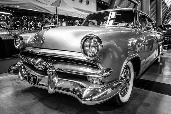 Voiture de luxe moyenne Ford Mainline, 1953 . — Photo