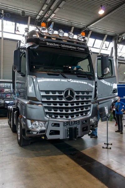 Těžká nákladní auto Mercedes-Benz Arocs Slt 4163, 2016. — Stock fotografie
