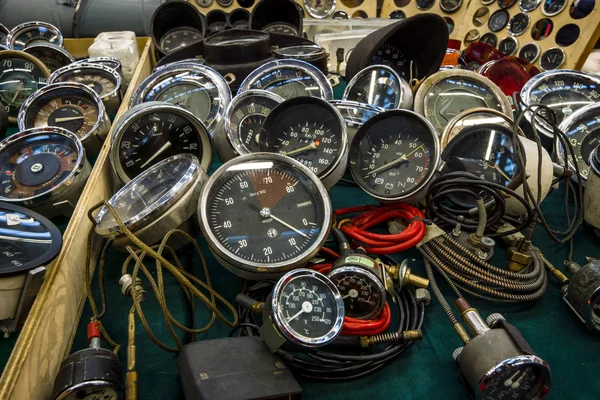 The point of sale of speedometers, tachometers and odometers for vintage cars. — Stock Photo, Image