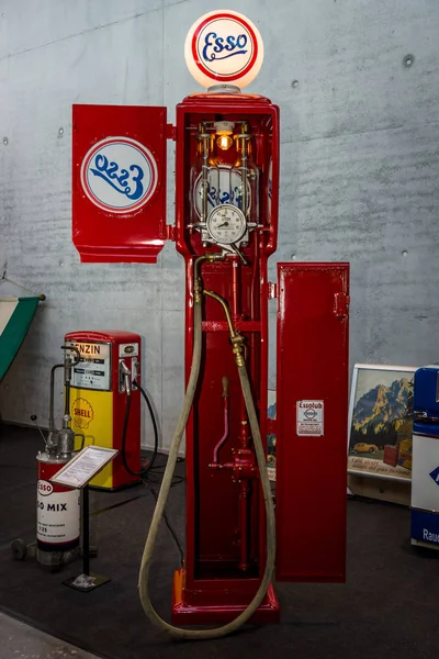 Retro brandstof dispenser door Esso. — Stockfoto