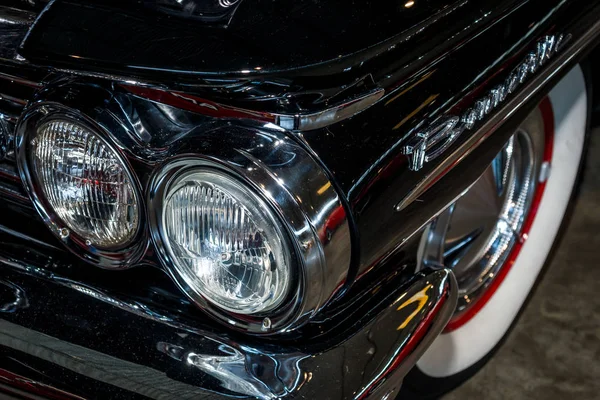 大型車ポンティアック ボンネビル 1960 のヘッドランプ。クローズ アップ. — ストック写真