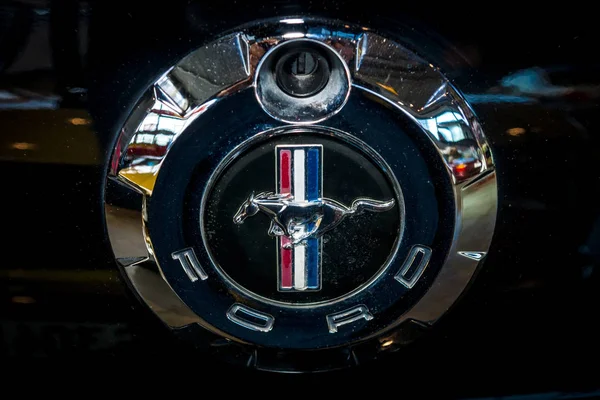 Symbol für Ford Mustang, Nahaufnahme. — Stockfoto