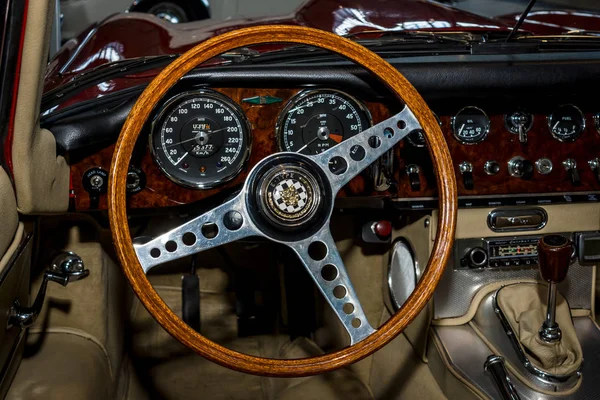 Wnętrze samochodu sportowego Jaguar E-Type, 1962. — Zdjęcie stockowe