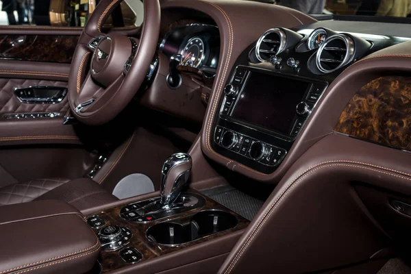Interior del gran crossover de lujo SUV Bentley Bentayga, 2016 . — Foto de Stock