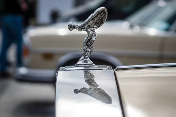 The famous emblem "Spirit of Ecstasy" on the Rolls-Royce Silver Spirit. — Stock Photo, Image