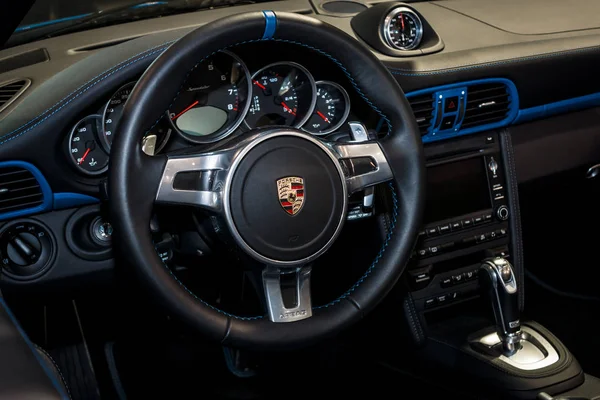 Intérieur de la voiture de sport Porsche 911 (991) gros plan, 2011 . — Photo