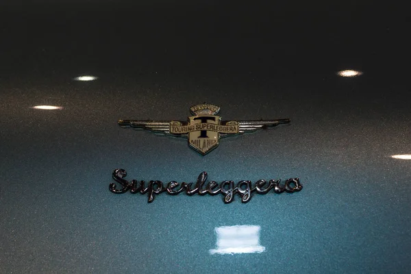 Carrozzeria Touring Superleggera godło na Lamborghini 400 Gt, zbliżenie. — Zdjęcie stockowe