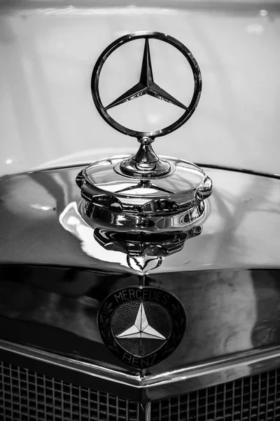 梅赛德斯-奔驰 300 （三梁星），特写。引擎盖装饰的全尺寸豪华轿车. — 图库照片