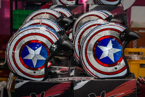 Motorcykelhjälmar i stil med ”Captain America" — Stockfoto