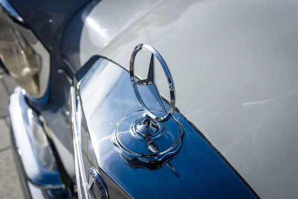 Капюшон украшения Mercedes-Benz (трехлучевая звезда), крупный план . — стоковое фото