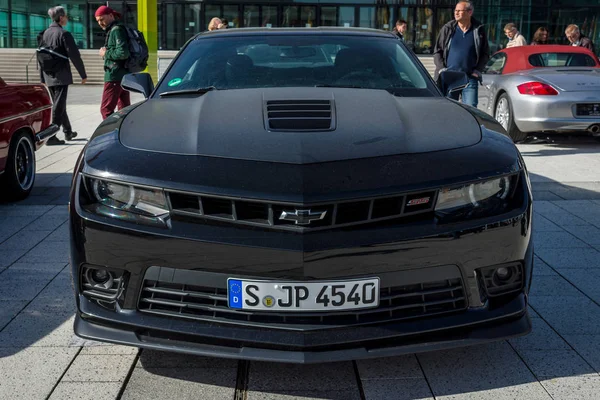 Автомобиль Chevrolet Camaro SS (пятое поколение), 2015 год . — стоковое фото