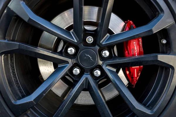 The braking system of the Chevrolet Camaro SS (fifth generation), 2015. — Stock Photo, Image