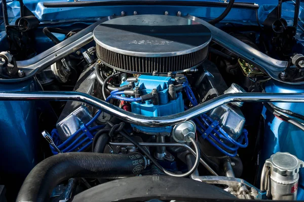 小马汽车福特野马，1968年的引擎. — 图库照片