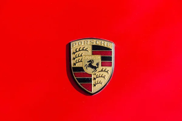Berühmtes Emblem der Porsche-Autos aus nächster Nähe. — Stockfoto