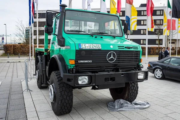 다목적 모든 륜 구동 트럭 트럭 Unimog U2400, 2000. — 스톡 사진