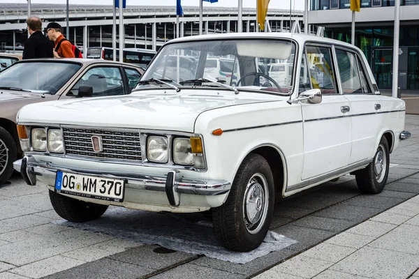 Coche familiar grande Fiat 125 Special, 1971 . — Foto de Stock