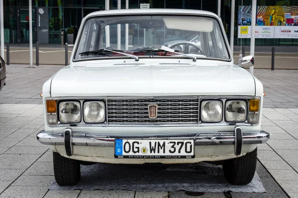 Большой семейный автомобиль Fiat 125 Special, 1971 . — стоковое фото