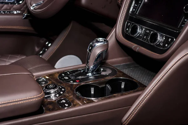 Interior do grande crossover de luxo SUV Bentley Bentayga, 2016 . — Fotografia de Stock