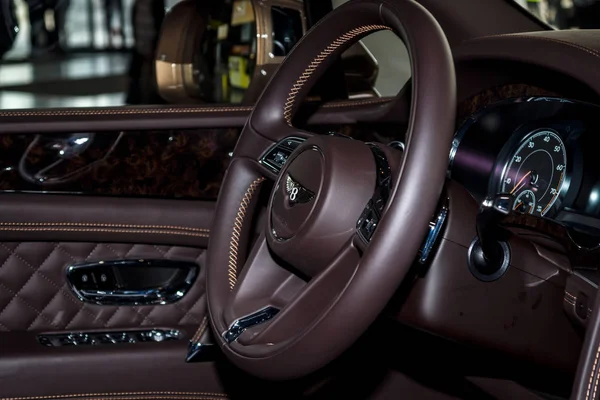 Wnętrza, duży luksusowy crossover Suv Bentley Bentayga, 2016. — Zdjęcie stockowe