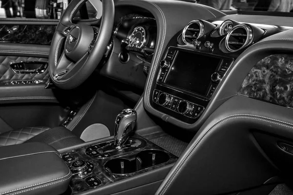 Interieur van de grote luxe crossover Suv Bentley Bentayga, 2016. — Stockfoto