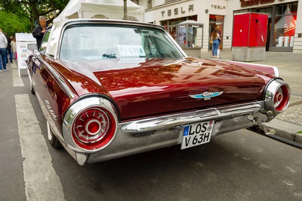 Luksusowy samochód osobowy Ford Thunderbird (trzeciej generacji), 1963. — Zdjęcie stockowe