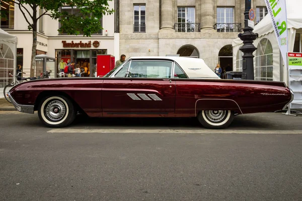 Kişisel lüks araba Ford Thunderbird (üçüncü nesil), 1963. — Stok fotoğraf