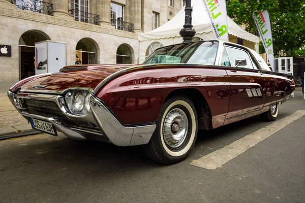 Carro de luxo pessoal Ford Thunderbird (terceira geração), 1963 . — Fotografia de Stock