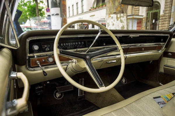 Καμπίνα του ένα μεγάλο πολυτελές αυτοκίνητο Buick Ηλέκτρα 225 περιορισμένη, 1967. — Φωτογραφία Αρχείου