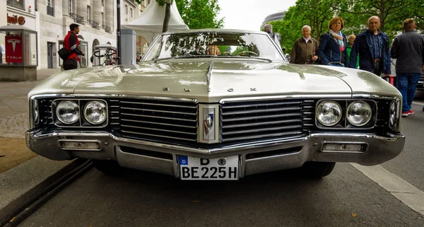 Carro de luxo em tamanho real Buick Electra 225 Limited, 1967 . — Fotografia de Stock