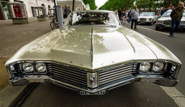 フルサイズ高級車ビュイック エレクトラ 225 限られた 1967. — ストック写真