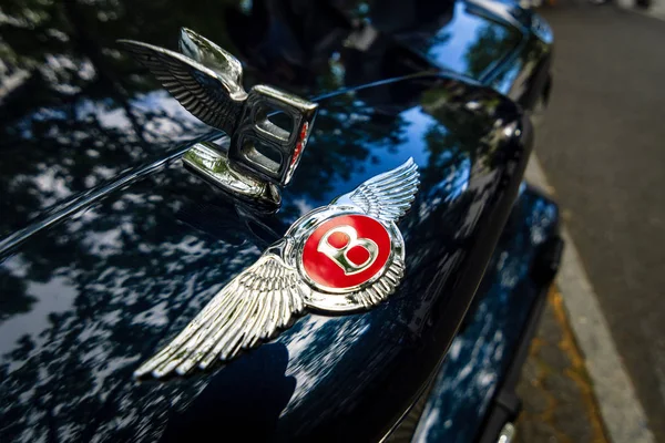 L'ornamento del cofano di Bentley. Primo piano . — Foto Stock