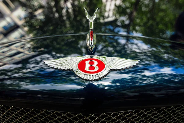 Bentleys Haubenschmuck. Nahaufnahme. — Stockfoto