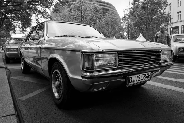 Ένα μεγάλο στέλεχος αυτοκινήτων Ford Granada Mark I (Ευρώπη), 1976. — Φωτογραφία Αρχείου