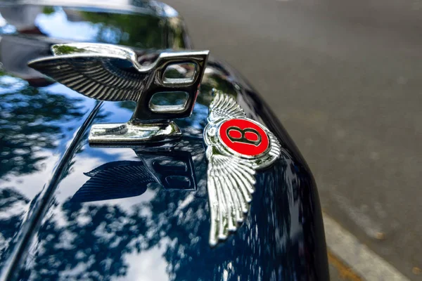 Bentley's hood ornament. Close-up. — Stockfoto
