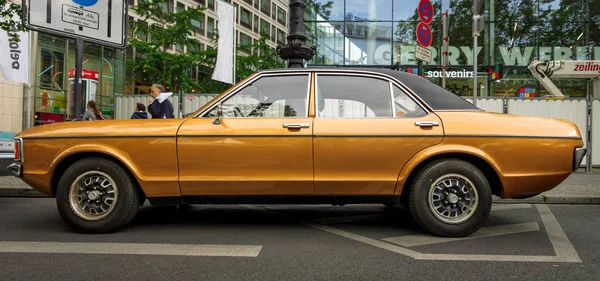Une grande voiture de fonction Ford Granada Mark I (Europe), 1976 . — Photo