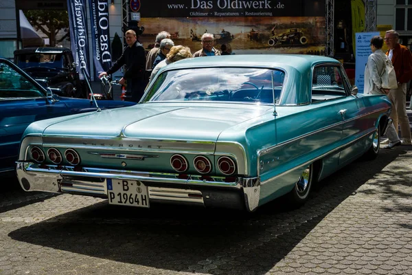 Полноразмерный автомобиль Chevrolet Impala SS, 1964. Вид сзади . — стоковое фото