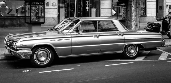 Plné auto Buick Lesabre, 1962. Černá a bílá. — Stock fotografie