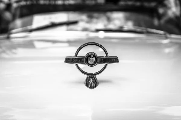 Capucha ormanent de coche de tamaño completo Ford Mercury Turnpike Cruiser, 1957. Blanco y negro —  Fotos de Stock