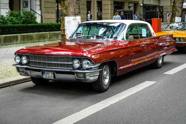 Полноразмерный роскошный автомобиль Cadillac Fleetwood, 1962 — стоковое фото