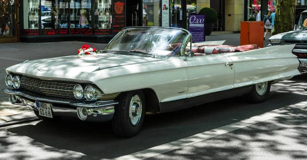 Full-size lyxbil Cadillac Series 62 Cabriolet Coupe, 1961 — Stockfoto