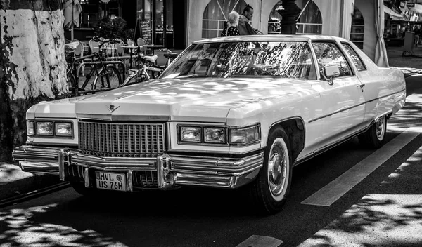 Full-size lyxbil Cadillac Coupe de Ville (fjärde generationen), 1975. Svart och vitt. — Stockfoto